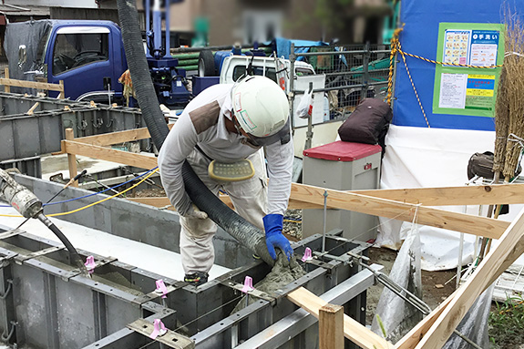 写真：住宅打設の作業風景