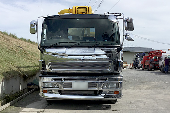 写真：セミロングブーム車　正面