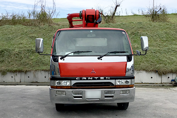 写真：3tブーム車（赤）　正面