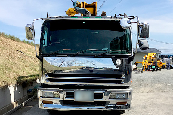 写真：ロングブーム車　正面
